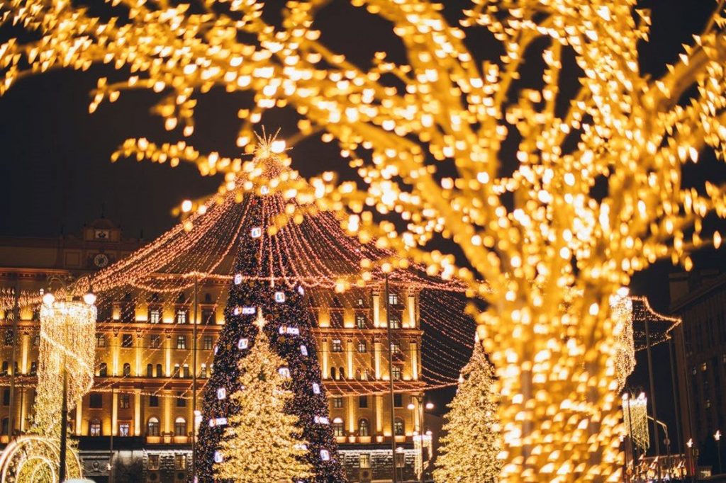 Inspiratie voor kerstverlichting in je tuin met glinsterende feestelijke verlichtingen