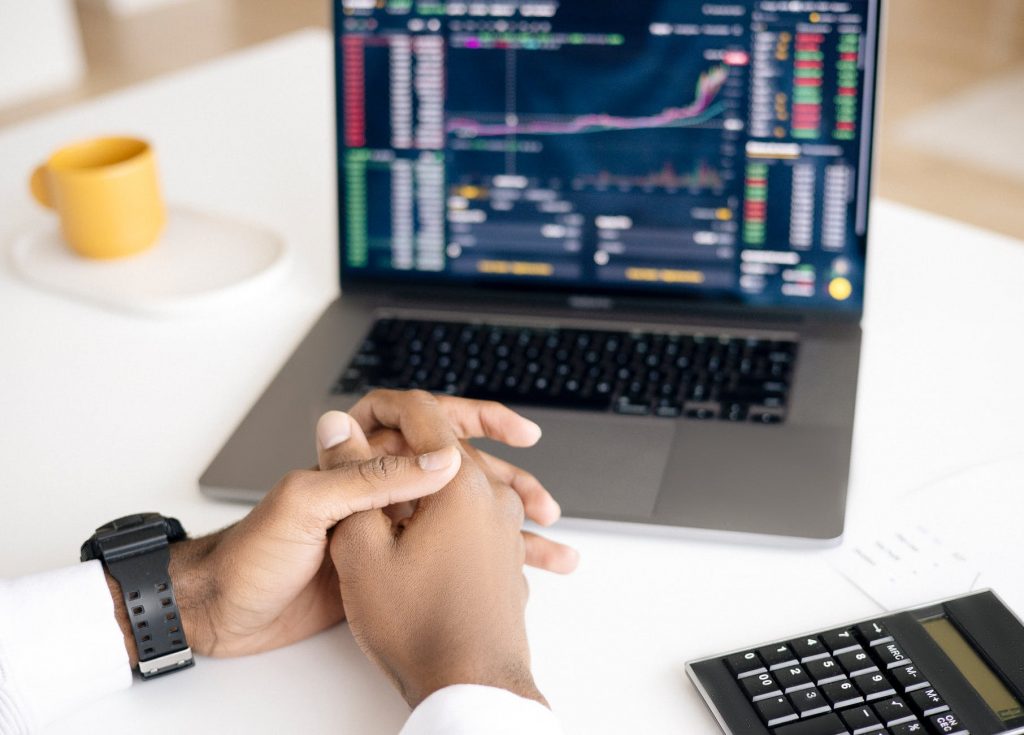 Conceptuele afbeelding illustrerend het decentralisatieprincipal van Yearn Finance en financiën van het jaar