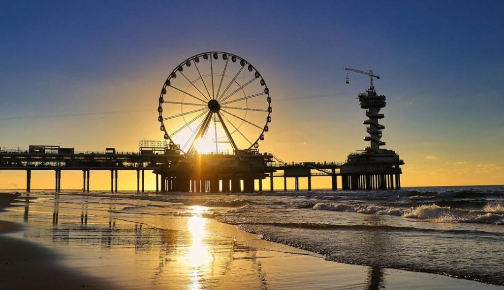 Veel restaurants in Scheveningen bieden diverse keuzes van cocktails tot verschillende cuisines