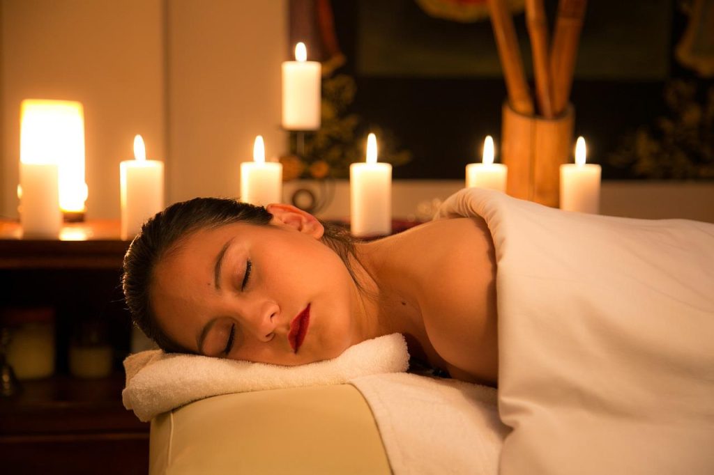 Deep tissue massage therapie met diepe druk op spierknopen voor pijnverlichting