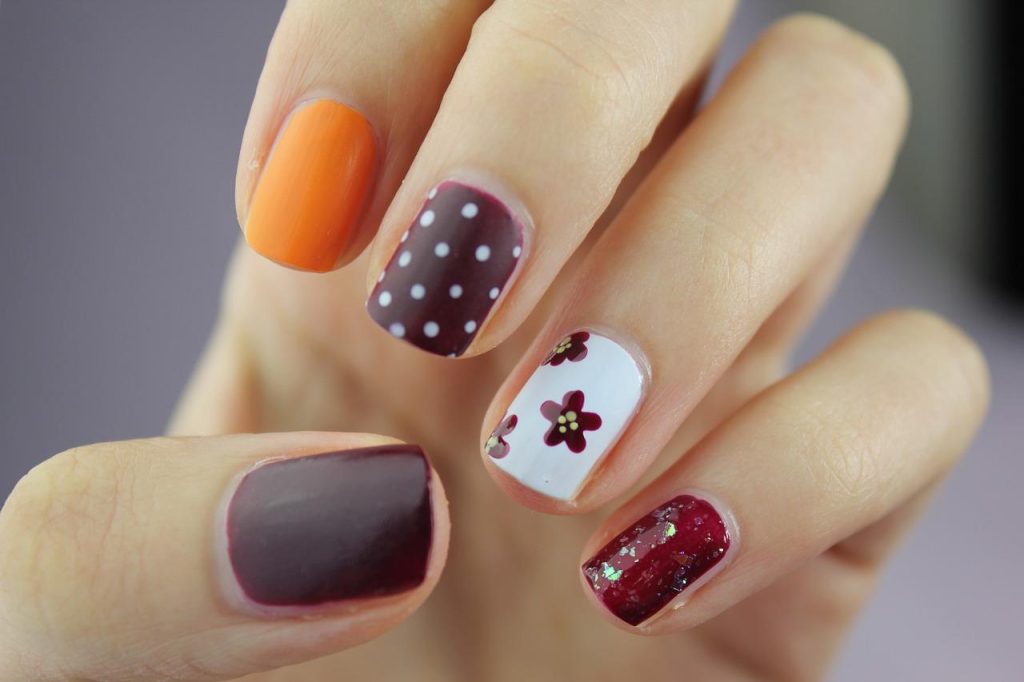 Professionele nagelstyliste in Amsterdam verzorgt nagels met acryl en gellak behandelingen