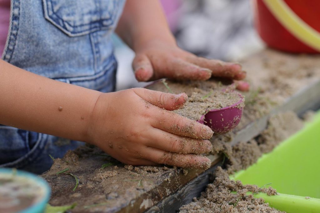 Kind geniet van activiteiten op een buitenschoolse opvang met workshops, sport en spelletjes