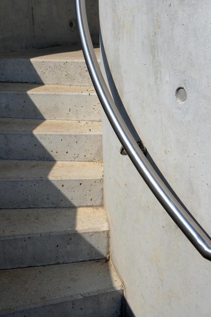 Moderne trap renovatie met glazen balustrades en LED-verlichting voor een frisse en eigentijdse uitstraling