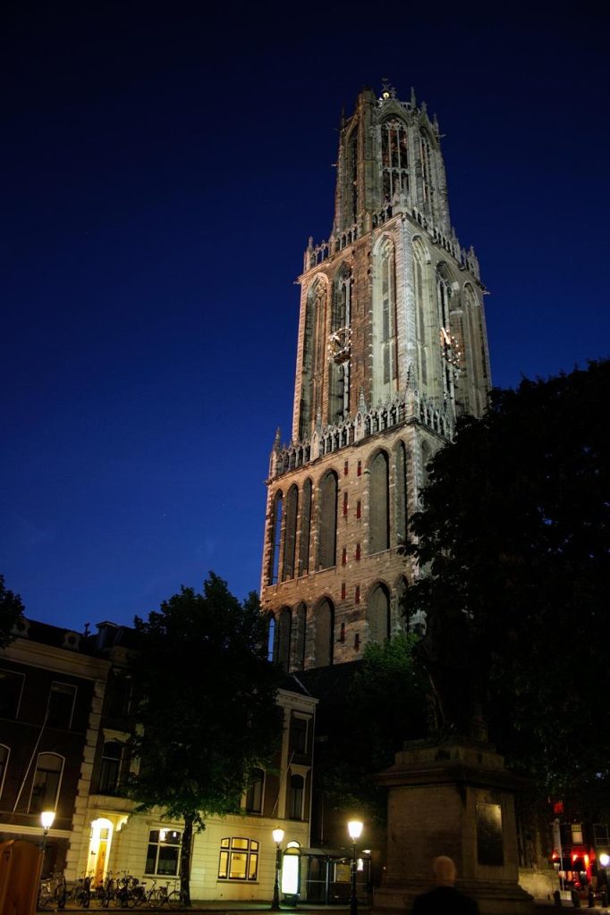 Moderne buitenruimte in Utrecht met minimalistische tuinontwerp, regenwateropvang en native planten