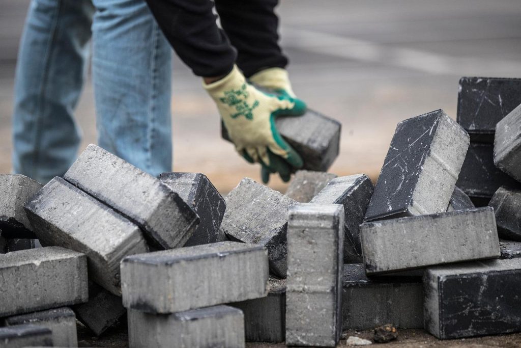 Robuuste werkspijkerbroek met stevige denimstof, praktische zakken en stretchzones voor optimale comfort en bewegingsvrijheid