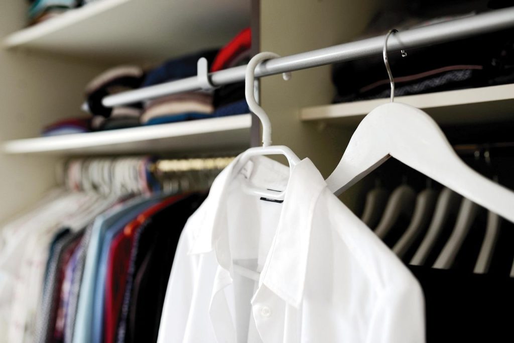 Maatwerk kledingkast voor het perfect organiseren van kleren en kleding in huis