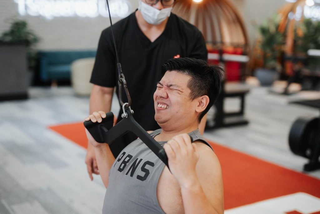 Personal trainer begeleidt cliënt bij gerichter trainen met focus op juiste technieken en doelgericht werken