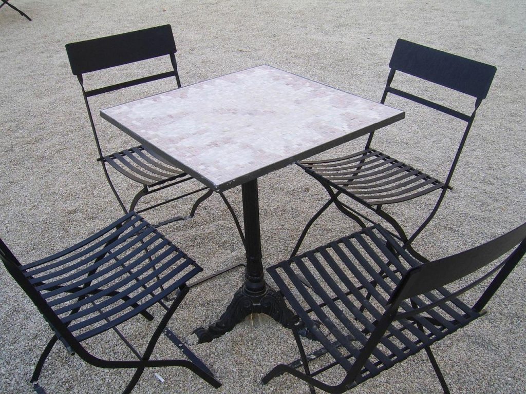 Egveranda-veranda met glas dat de wind voor je weg neemt, beschermt tegen tocht en wind